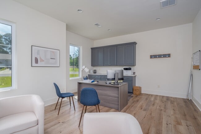 Building Photo - 820 Stonebrook Ln