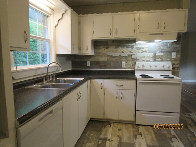 Building Photo - 2215 Macy Ave