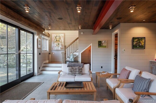 Building Photo - 325 Ferdon Ave