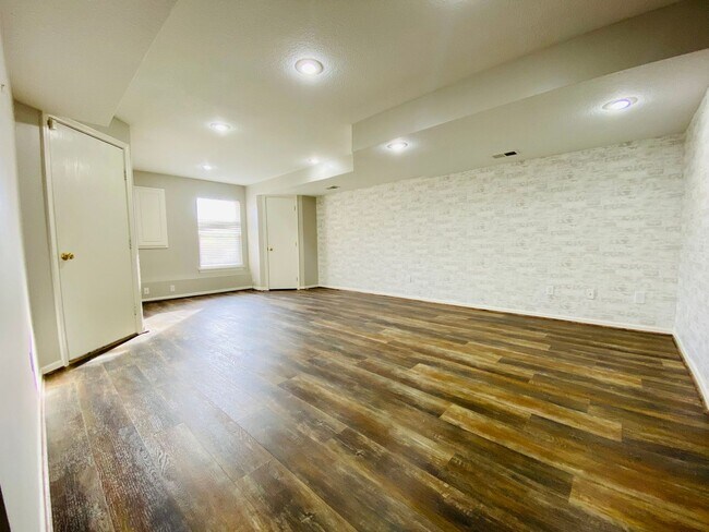 Building Photo - {12337} Spacious Stone Creek Village Townhouse + All Appliances Included + Lawn Care Included + 1...