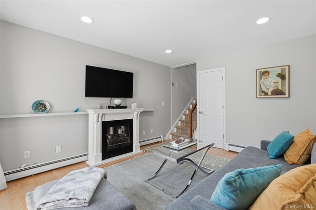 Building Photo - 10 Bayberry Ln