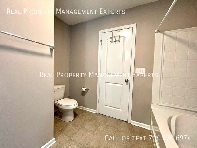 Building Photo - 2309 Marthas Ridge Dr