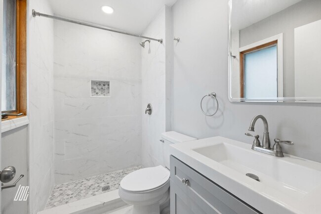 Building Photo - 213 5th St