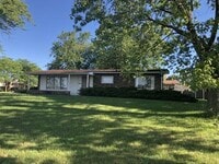 Building Photo - 7 Bed 2.5 Bath House for Rent