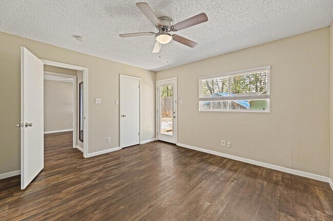 Building Photo - 906 Oleander Ln