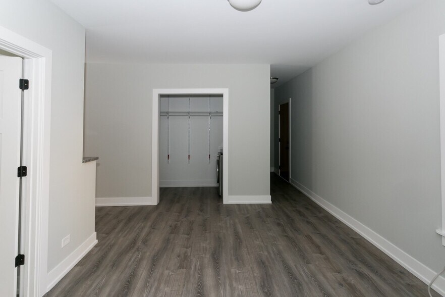 Building Photo - 710 W Brompton