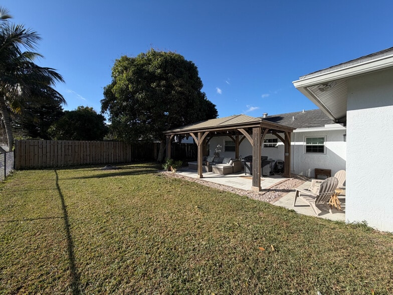 Building Photo - 8110 Rose Marie Ave E