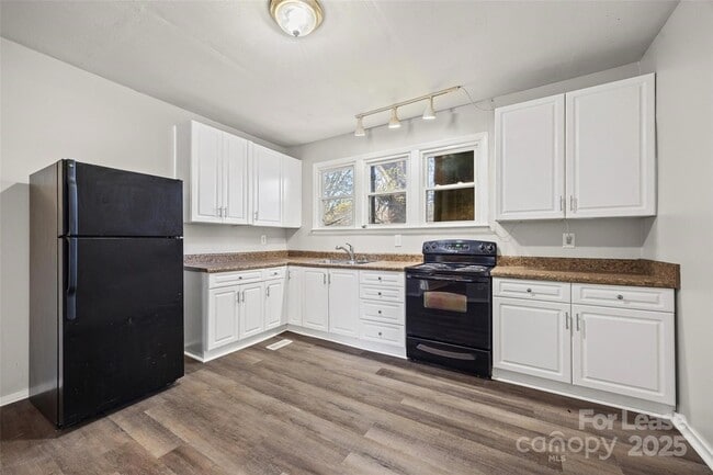 Building Photo - 1127 W 5th Ave