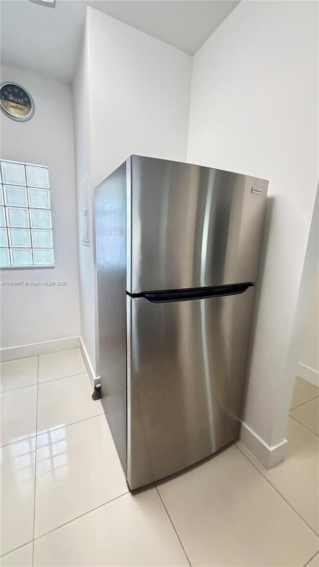 Building Photo - 695 SW 11th St