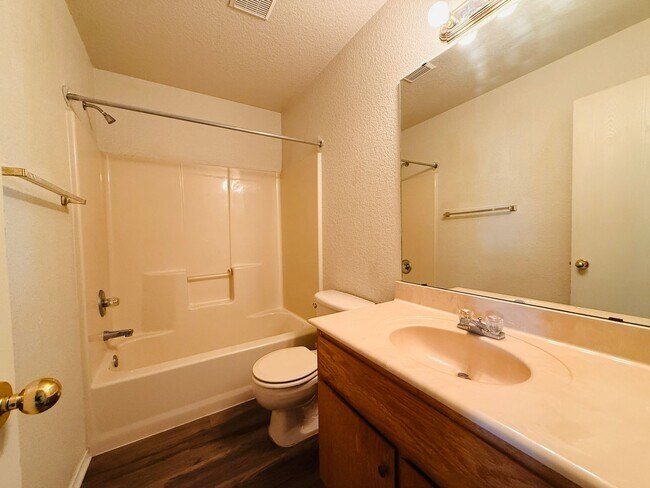 Building Photo - 2801 Lucille Dr