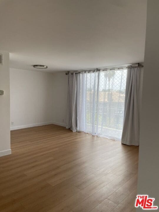 Building Photo - 100 S Doheny Dr