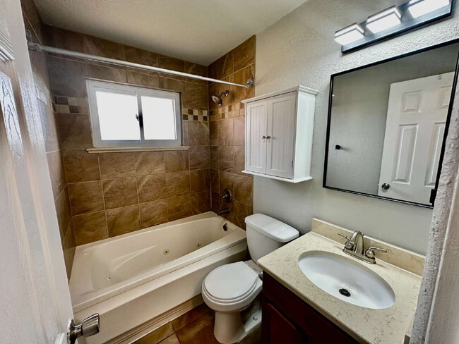 Building Photo - Cozy Home in Sunnyside!