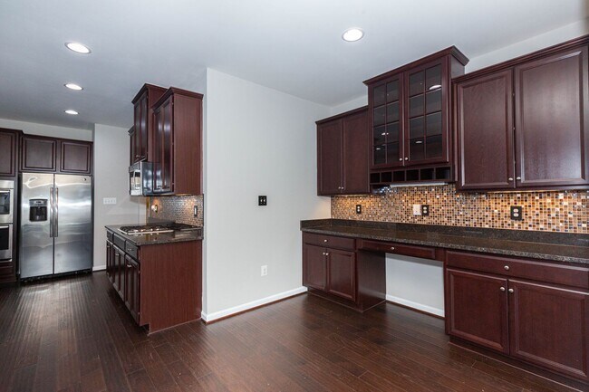 Building Photo - 5 Bed, 4.5 Bath Single Family Home in Step...