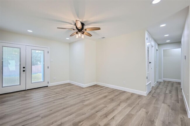 Building Photo - 3501 Santa Fe Dr