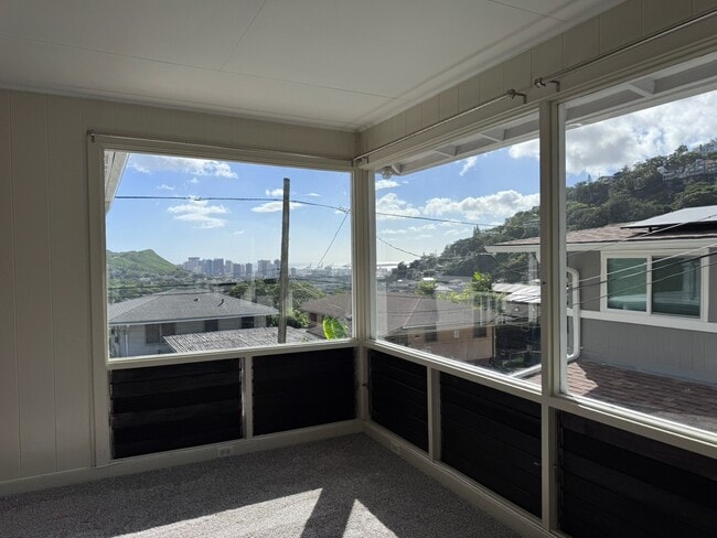 Building Photo - 3br - 3 Bed/2 Bath House with Family Room - Convenient Honolulu Location