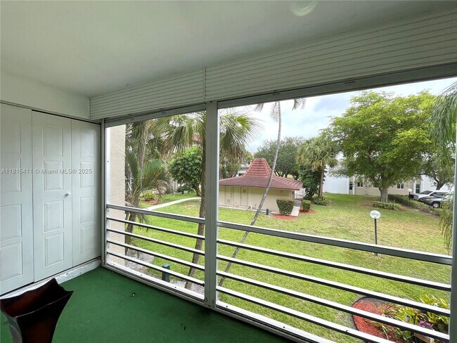 Building Photo - 3571 Inverrary Dr