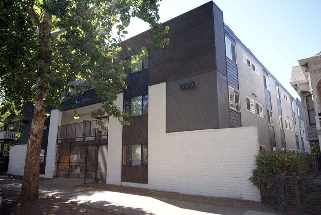 Building Photo - Fully remodeled studio apartment in gated community!