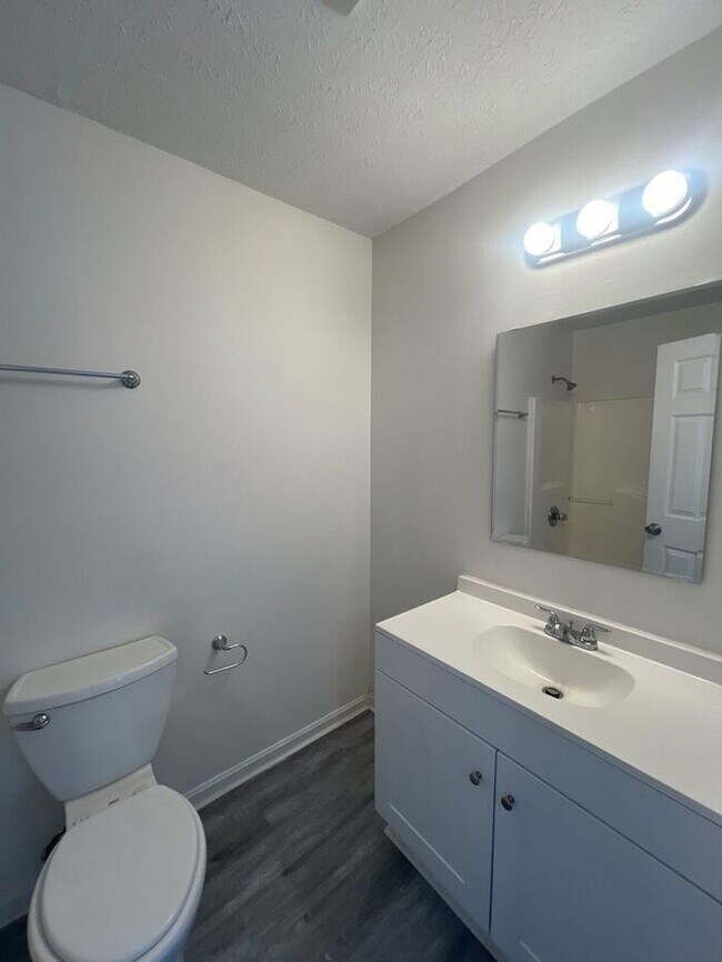Building Photo - 3415 River Park Dr