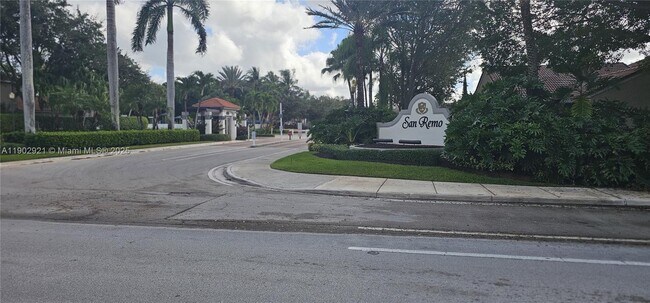 Building Photo - 1002 Sevilla Cir