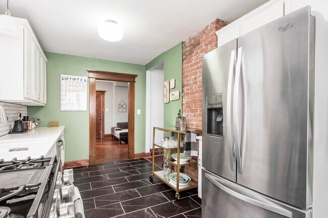 Building Photo - 234 E 7th Ave