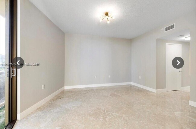 Building Photo - 16275 Collins Ave