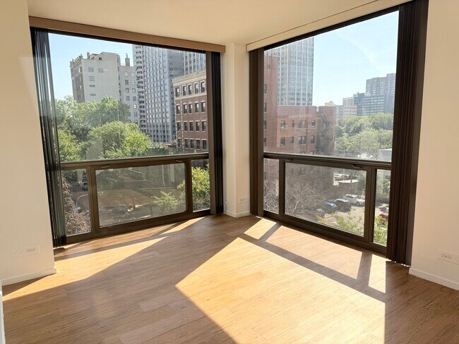Building Photo - 4343 N Clarendon Ave