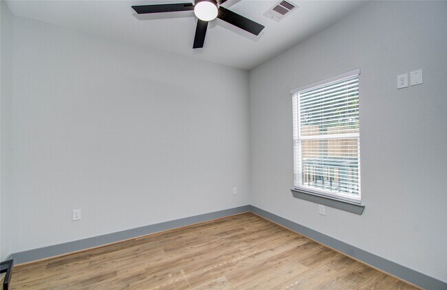 Building Photo - 837 S Victory Dr