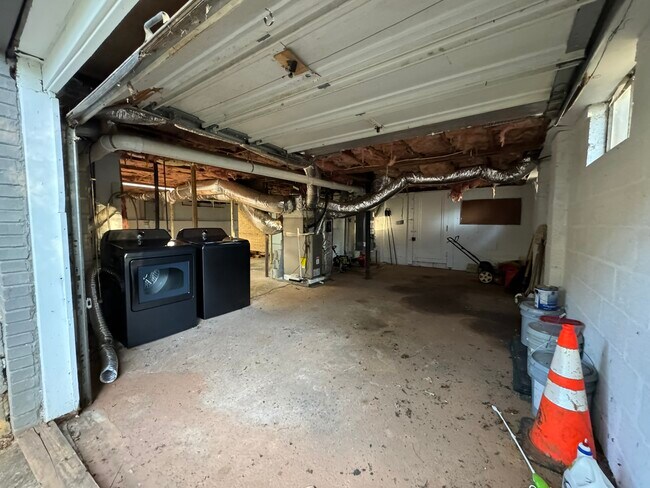 Building Photo - 3494 Maryvale Dr