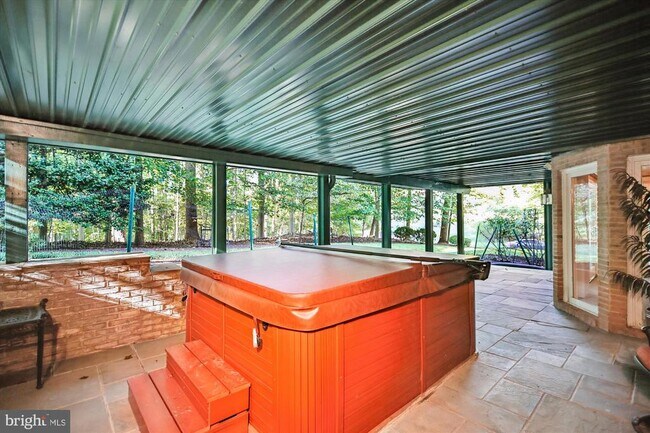 Building Photo - 9454 Newbridge Dr