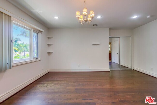 Building Photo - 114 S Layton Dr