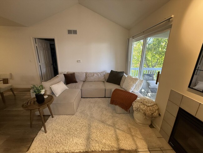 Building Photo - 272 Columbus Dr