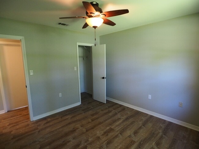 Building Photo - Four Bedroom House in Foley!