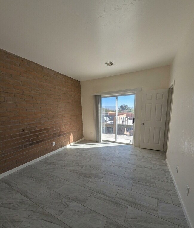 Building Photo - Renovated Townhouse with desert views.