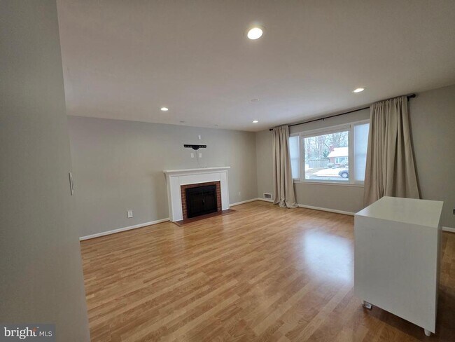 Building Photo - 8140 Drayton Ln