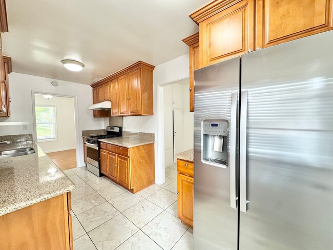 Building Photo - Beautiful 3Bd/1.5Ba Available In Santa Ana