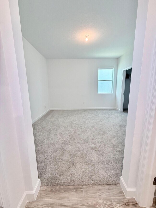 Building Photo - 10525 SW Orana Dr