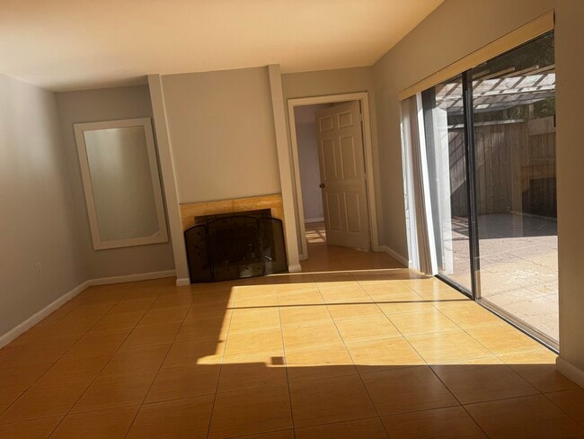 Building Photo - 417 4th Ln