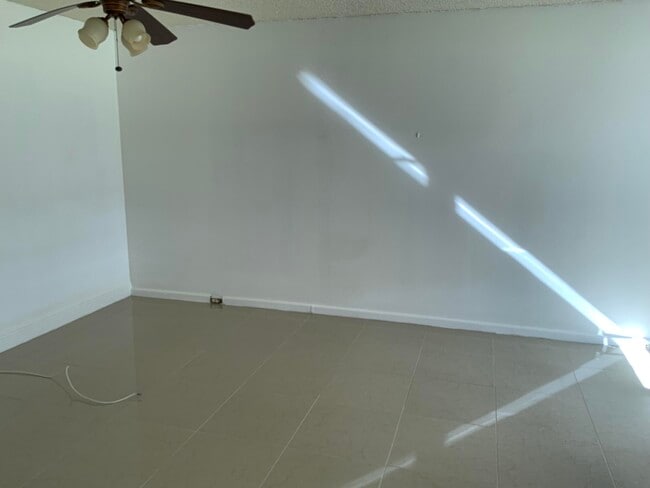 Building Photo - 223 Fanshaw F