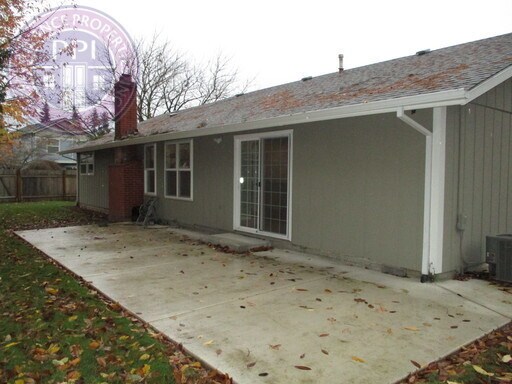 Building Photo - Updated Ranch, Large Fenced Backyard, 1 Pe...