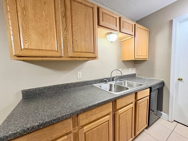 Building Photo - 403 Fox Run Ave