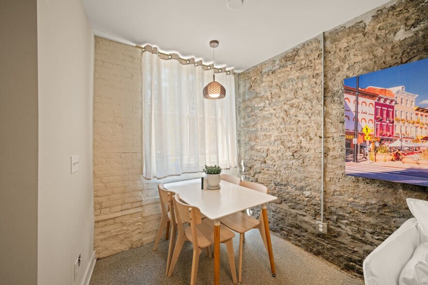 Building Photo - 1918 Vine St