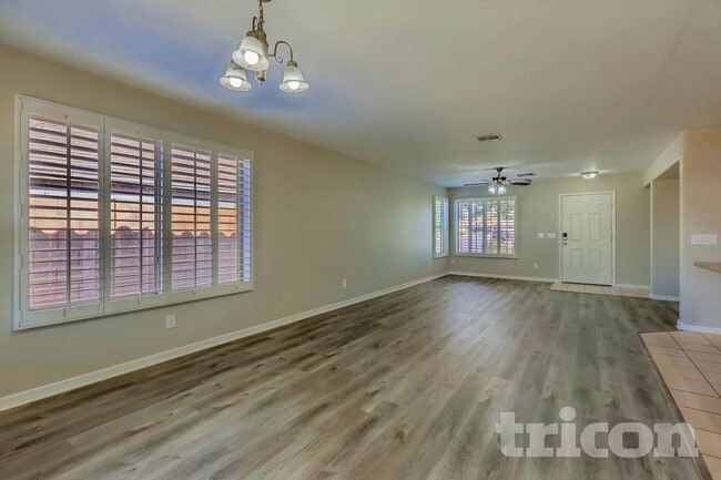 Building Photo - 886 W Desert Hills Dr