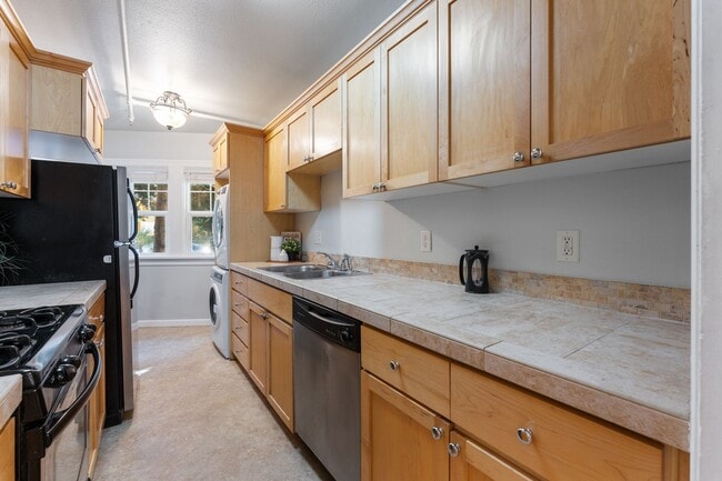 Building Photo - Bright 1 Bed condo in Kerns Neighborhood o...
