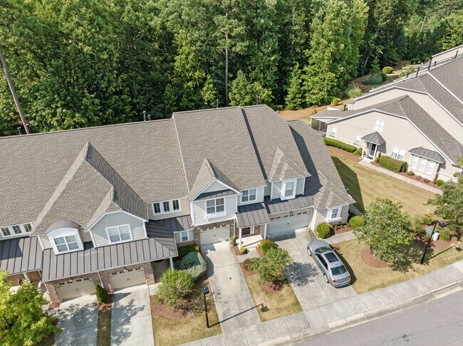 Building Photo - Gorgeous 3 Bedroom Townhome w/ Premium Finishes & Amenities - Pet Friendly!