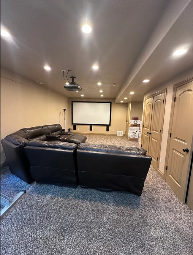 Building Photo - 6 Bed/3.5 Bathroom house in Herriman