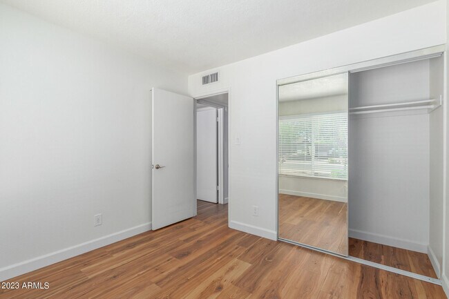 Building Photo - 2439 E Dahlia Dr