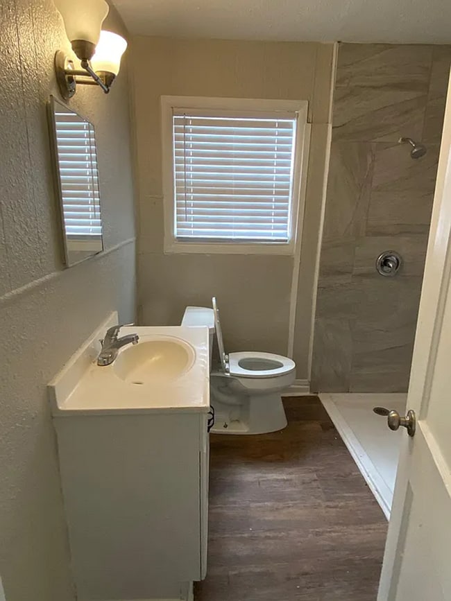 Building Photo - House For Rent 3875 E Lynwood Dr Beaumont, TX 77703