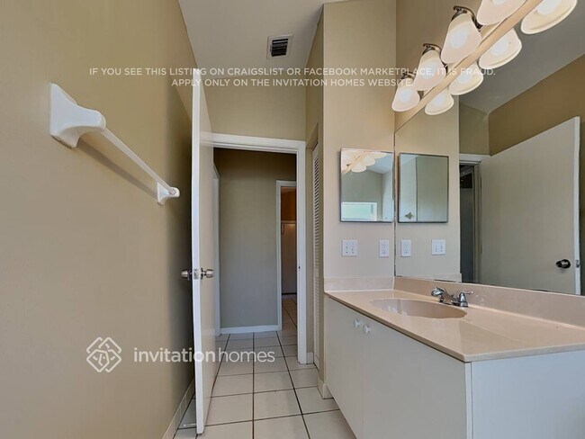 Building Photo - 13048 Meadowbreeze Dr
