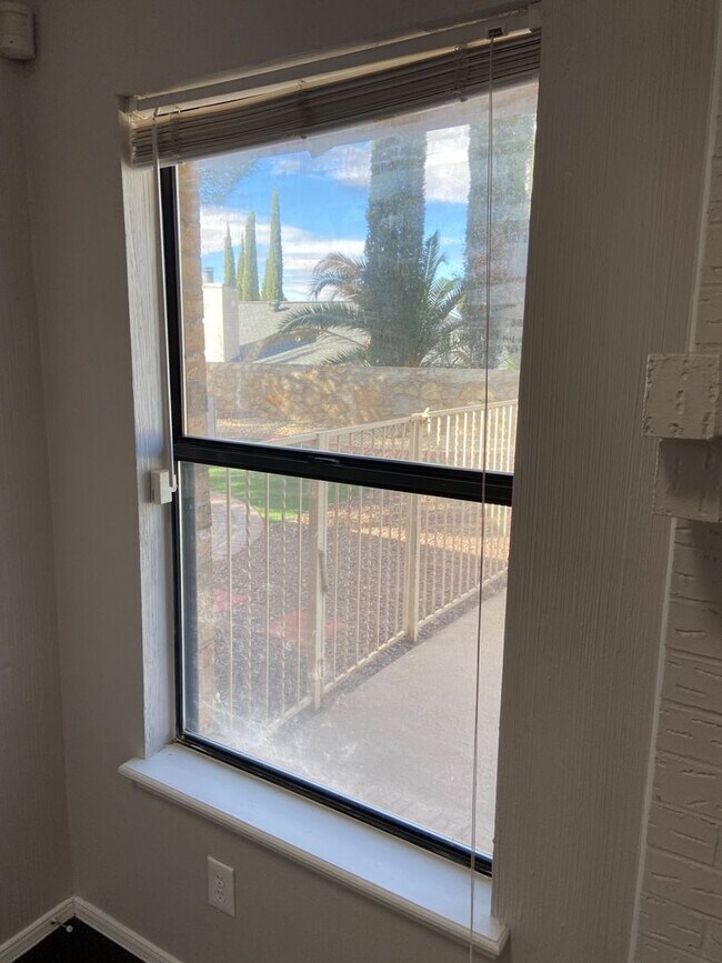 Building Photo - Home For Rent