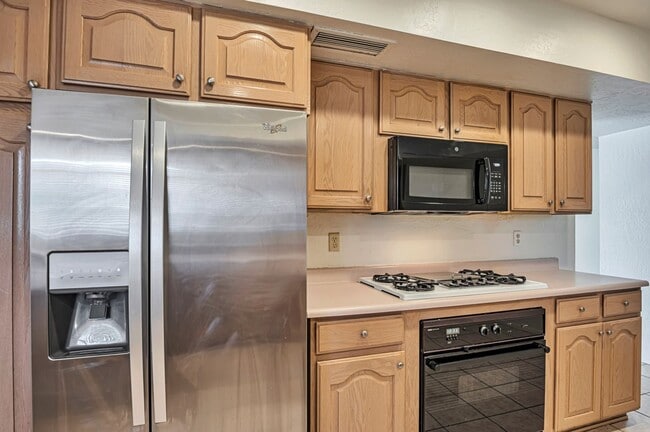 Building Photo - 6 Bedroom 3.5 Bath, Large Pool and Backyard